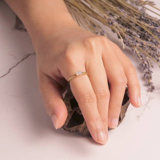 Brass Decorated Prong Stone Ring: Emerald